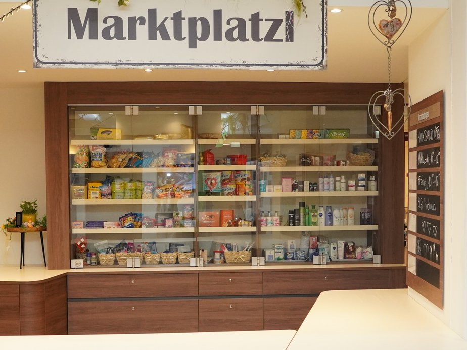 Marktstandl mit verschiedenen Produkten.
