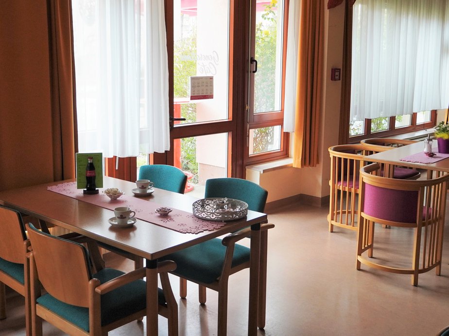 Sessel und Tische im Kaffeehaus.